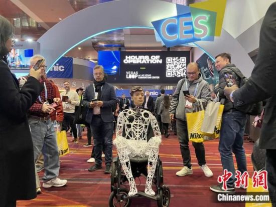 智能机器人在2024年美国消费电子展(CES)同与会者交流。张朔 摄 智能机器人在2024年美国消费电子展(CES)同与会者交流。张朔 摄