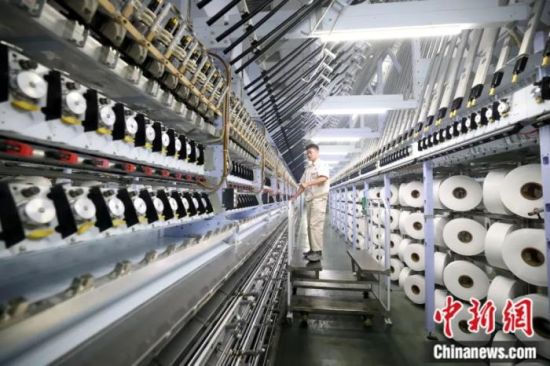 2023年9月21日,工人在福建省福州市连江县绿色纺织产业园的“数字化纺织车间”赶制订单产品。王旺旺 摄 2023年9月21日,工人在福建省福州市连江县绿色纺织产业园的“数字化纺织车间”赶制订单产品。王旺旺 摄